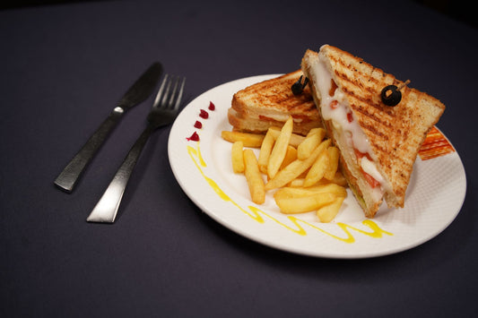 Foto apetitosa de queijo quente de chapa em destaque, ilustrando a receita apresentada no blog Granuz