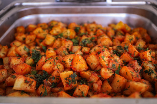 Foto apetitosa de batata harra em destaque, ilustrando a receita apresentada no blog Granuz