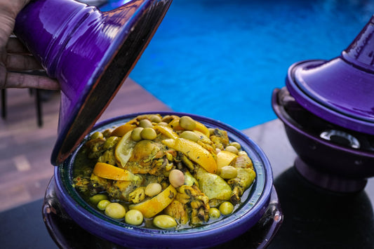 Foto apetitosa de tagine de frango em destaque, ilustrando a receita apresentada no blog Granuz