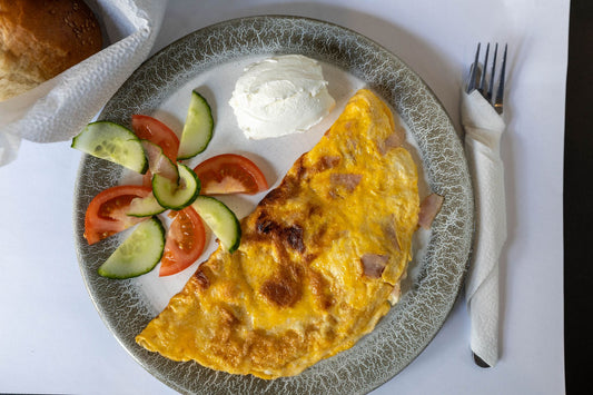 Foto apetitosa de omelete fofo em destaque, ilustrando a receita apresentada no blog Granuz