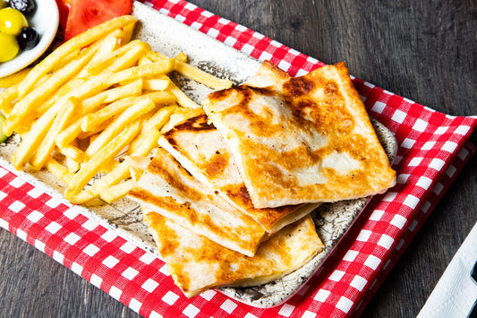 Foto apetitosa de quesadilla em destaque, ilustrando a receita apresentada no blog Granuz