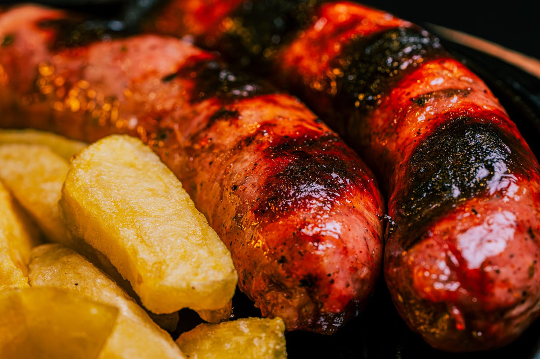 Foto apetitosa de linguiça toscana assada com batatas em destaque, ilustrando a receita apresentada no blog Granuz