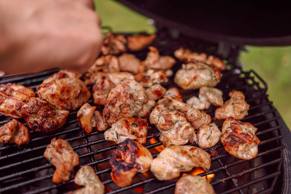 Foto apetitosa de frango marinado no iogurte em destaque, ilustrando a receita apresentada no blog Granuz