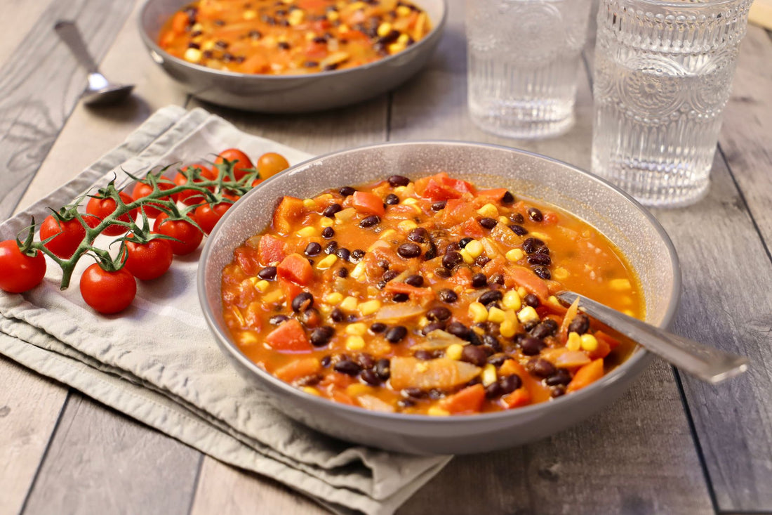 Foto apetitosa de feijoada vegetariana em destaque, ilustrando a receita apresentada no blog Granuz