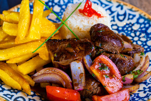 Foto apetitosa de lomo saltado em destaque, ilustrando a receita apresentada no blog Granuz