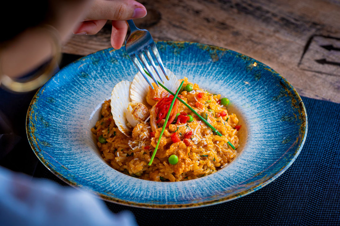 Foto apetitosa de paella espanhola em destaque, ilustrando a receita apresentada no blog Granuz