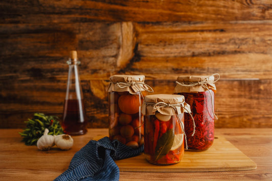 Foto apetitosa de conserva de pimenta caseira em destaque, ilustrando a receita apresentada no blog Granuz