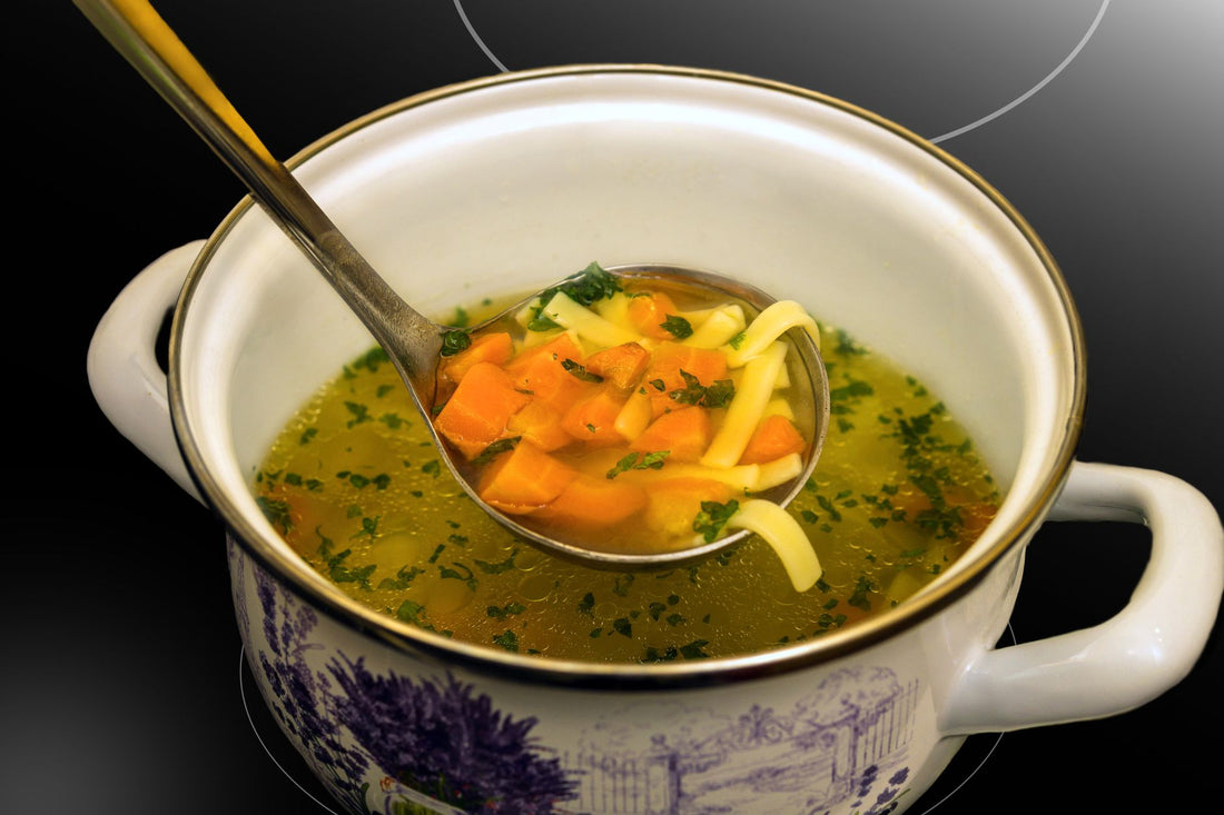 Foto apetitosa de sopa de macarrão da vovó em destaque, ilustrando a receita apresentada no blog Granuz