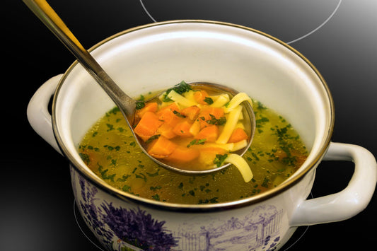 Foto apetitosa de sopa de macarrão da vovó em destaque, ilustrando a receita apresentada no blog Granuz