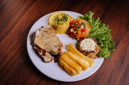 Foto apetitosa de bisteca de porco na frigideira em destaque, ilustrando a receita apresentada no blog Granuz