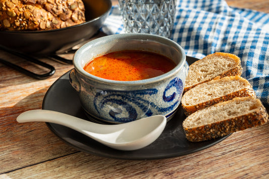 Foto apetitosa de sopa de lentilha com linguiça em destaque, ilustrando a receita apresentada no blog Granuz