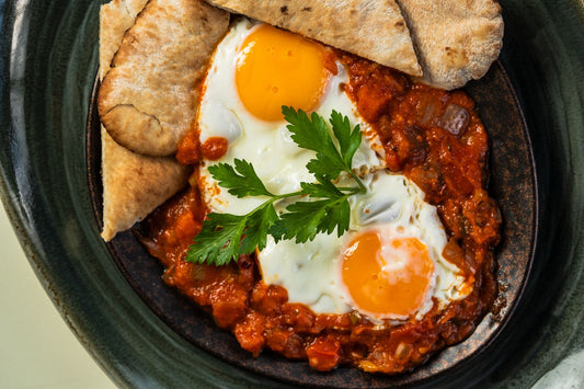 Foto apetitosa de shakshuka em destaque, ilustrando a receita apresentada no blog Granuz