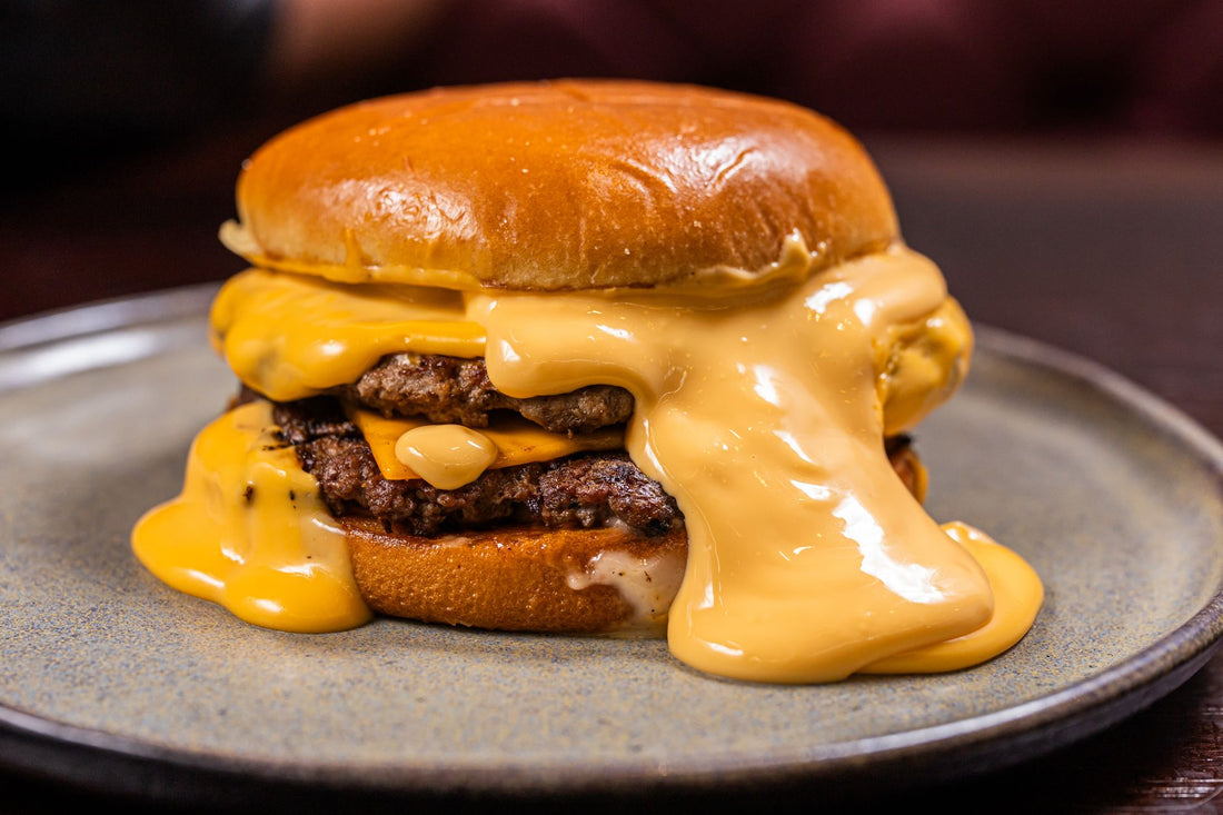 Foto apetitosa de molho de queijo cheddar em destaque, ilustrando a receita apresentada no blog Granuz