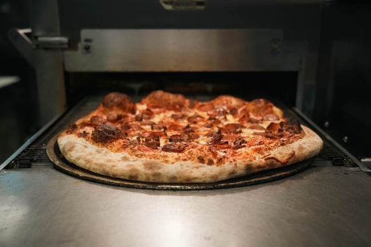 Cena de cozinha ilustrando temperos para pizzaria, imagem de destaque do artigo do blog Granuz