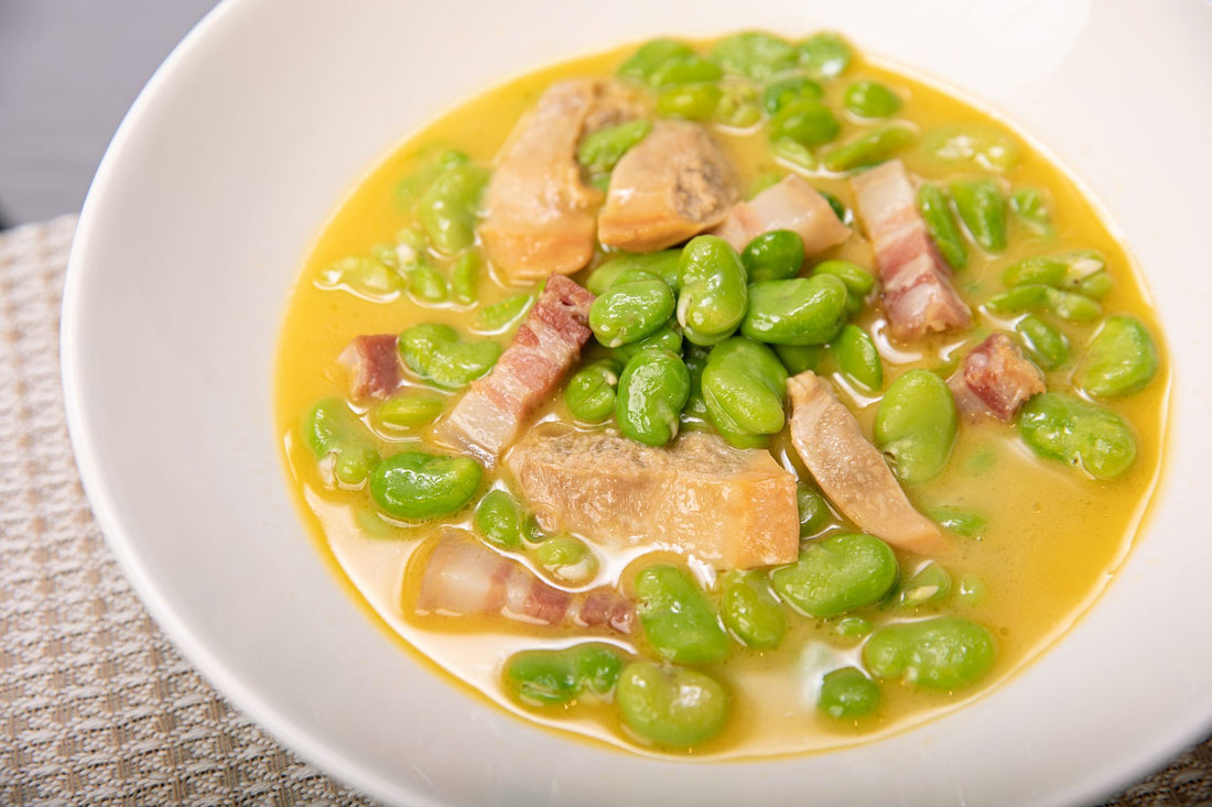 Foto apetitosa de sopa de ervilha com bacon em destaque, ilustrando a receita apresentada no blog Granuz