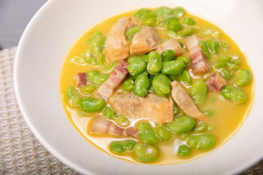 Foto apetitosa de sopa de ervilha com bacon em destaque, ilustrando a receita apresentada no blog Granuz