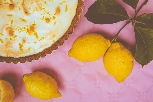 Foto apetitosa de torta de limão em destaque, ilustrando a receita apresentada no blog Granuz