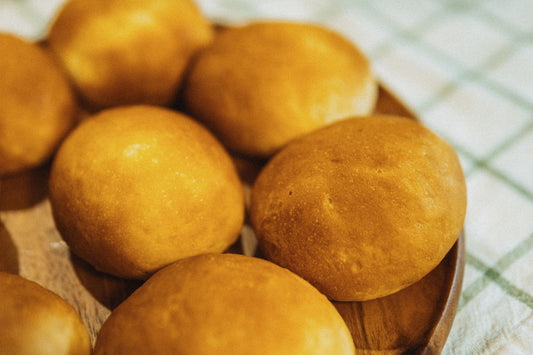 Foto apetitosa de pão de batata recheado em destaque, ilustrando a receita apresentada no blog Granuz