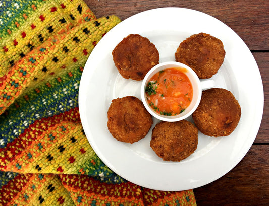 Foto apetitosa de bolinho de bacalhau em destaque, ilustrando a receita apresentada no blog Granuz