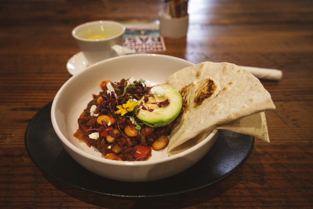 Foto apetitosa de chili con carne em destaque, ilustrando a receita apresentada no blog Granuz
