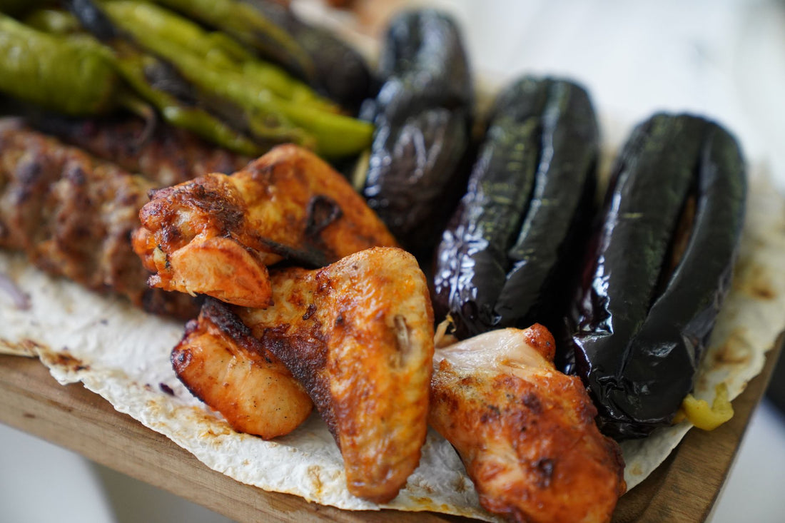 Foto apetitosa de asinha de frango assada em destaque, ilustrando a receita apresentada no blog Granuz