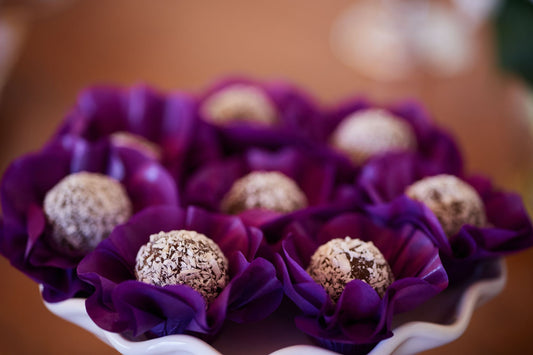 Foto apetitosa de beijinho de coco em destaque, ilustrando a receita apresentada no blog Granuz