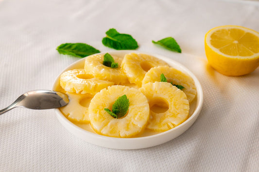 Foto apetitosa de doce de abacaxi em calda em destaque, ilustrando a receita apresentada no blog Granuz