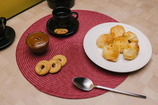 Foto apetitosa de pão de queijo de frigideira em destaque, ilustrando a receita apresentada no blog Granuz