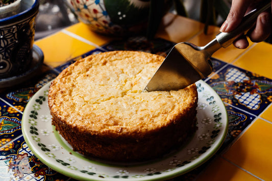 Foto apetitosa de bolo de milho cremoso em destaque, ilustrando a receita apresentada no blog Granuz