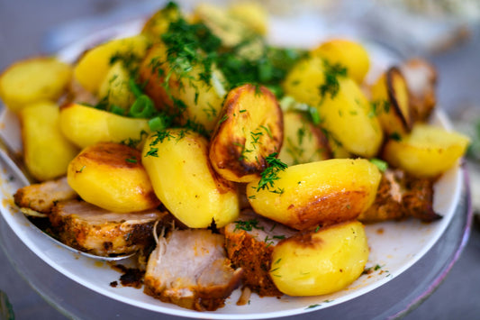 Foto apetitosa de merluza ao forno com batatas em destaque, ilustrando a receita apresentada no blog Granuz