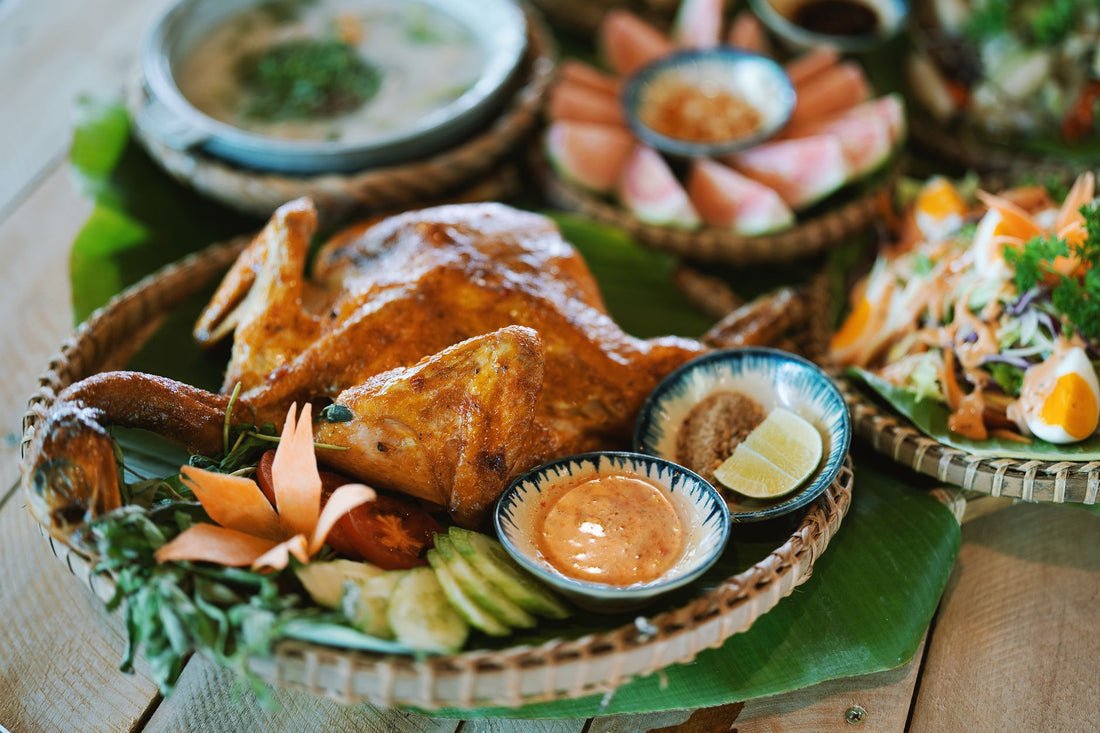 Foto apetitosa de frango assado suculento em destaque, ilustrando a receita apresentada no blog Granuz