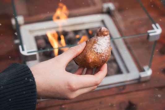 Foto apetitosa de bolinho de chuva em destaque, ilustrando a receita apresentada no blog Granuz
