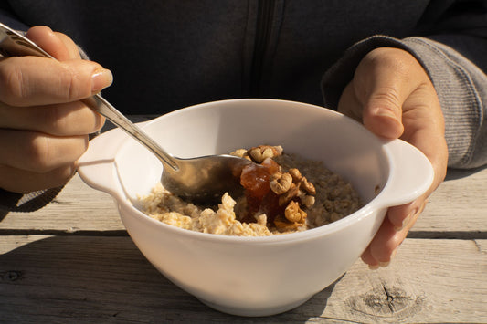 Foto apetitosa de mingau de aveia em destaque, ilustrando a receita apresentada no blog Granuz