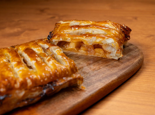 Foto apetitosa de strudel de maçã em destaque, ilustrando a receita apresentada no blog Granuz