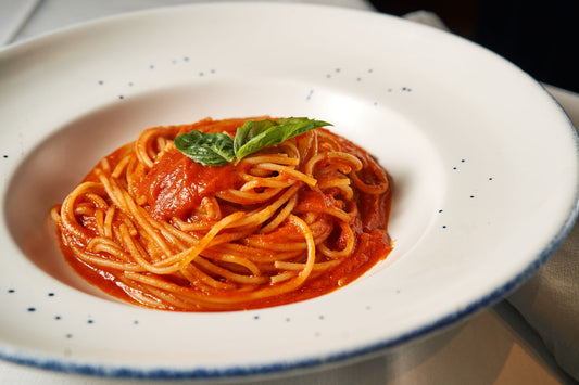 Foto apetitosa de molho de tomate caseiro em destaque, ilustrando a receita apresentada no blog Granuz