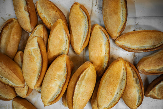 Foto apetitosa de pão francês caseiro em destaque, ilustrando a receita apresentada no blog Granuz