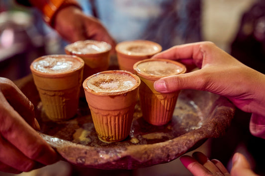 Foto apetitosa de chai latte cremoso em casa em destaque, ilustrando a receita apresentada no blog Granuz