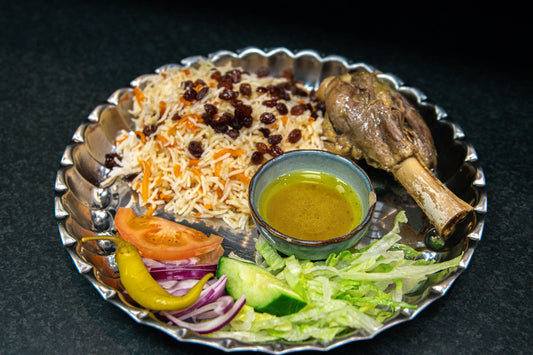 Foto apetitosa de mansaf em destaque, ilustrando a receita apresentada no blog Granuz
