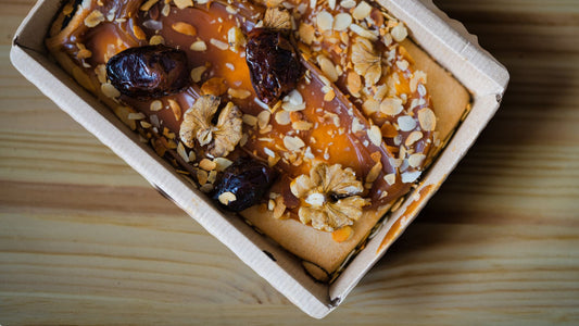 Foto apetitosa de bolo de banana caramelada em destaque, ilustrando a receita apresentada no blog Granuz