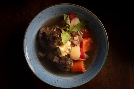Foto apetitosa de sopa de legumes com carne em destaque, ilustrando a receita apresentada no blog Granuz