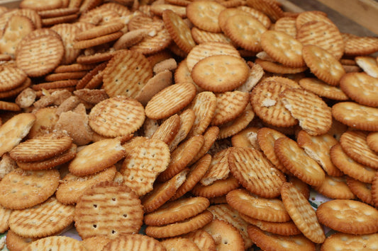 Foto apetitosa de biscoito de polvilho em destaque, ilustrando a receita apresentada no blog Granuz