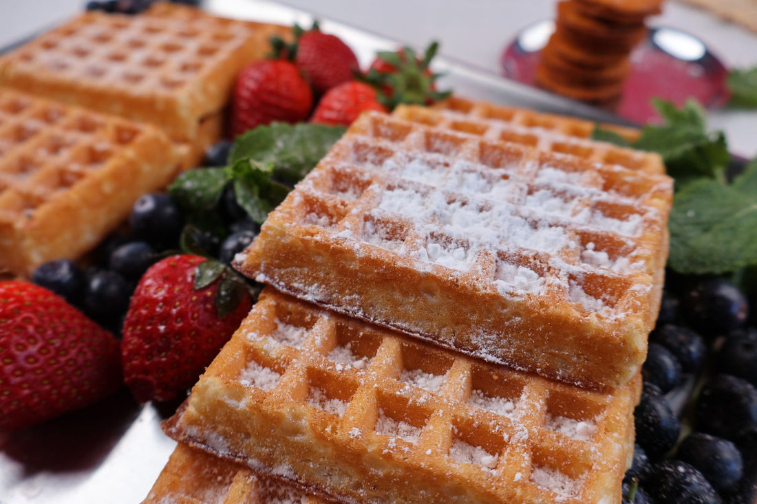 Foto apetitosa de waffle caseiro em destaque, ilustrando a receita apresentada no blog Granuz