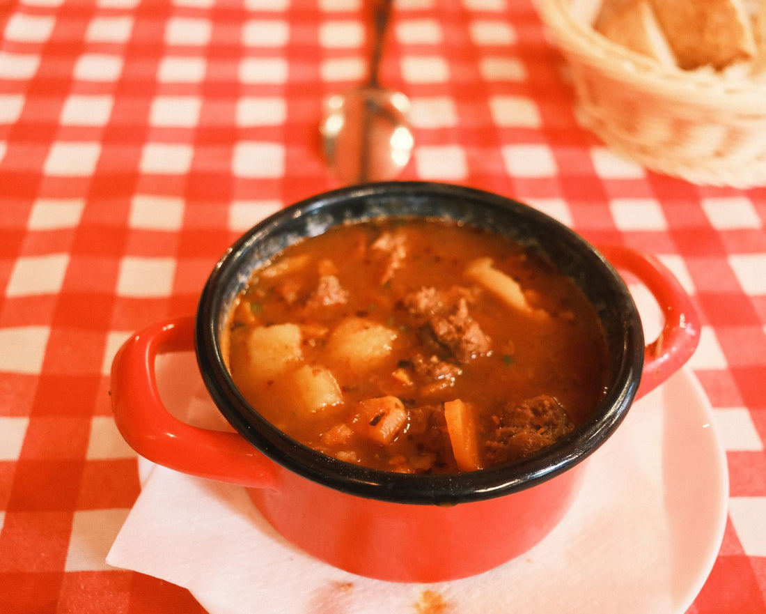 Foto apetitosa de goulash húngaro em destaque, ilustrando a receita apresentada no blog Granuz