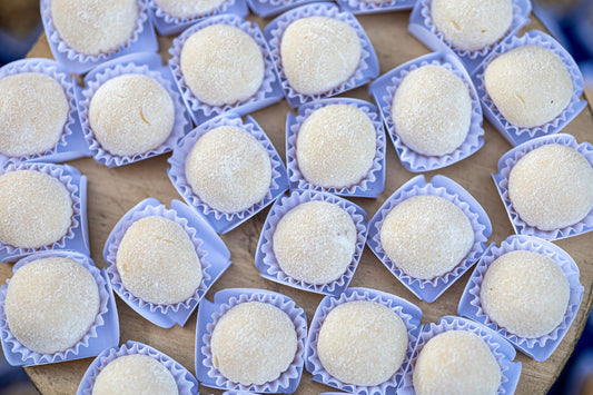 Foto apetitosa de bala de coco gelada em destaque, ilustrando a receita apresentada no blog Granuz