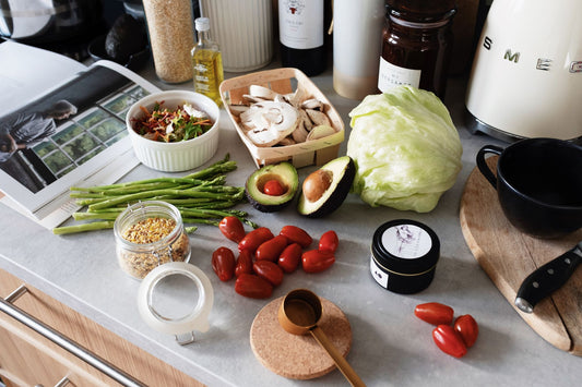 Cena de cozinha ilustrando molhos de salada, imagem de destaque do artigo do blog Granuz