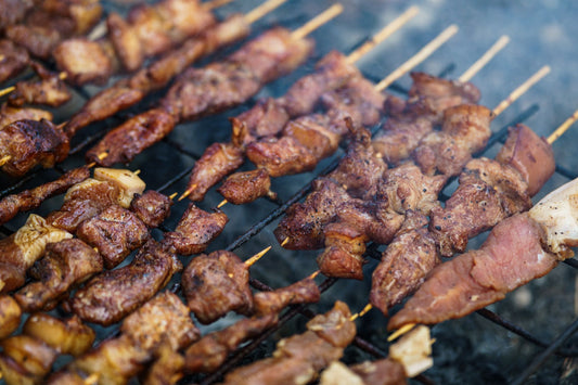 Cena de cozinha ilustrando temperos para churrascaria e espetinho, imagem de destaque do artigo do blog Granuz