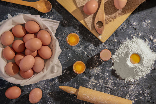 Cena de cozinha ilustrando acabou o ovo (e o fermento), imagem de destaque do artigo do blog Granuz