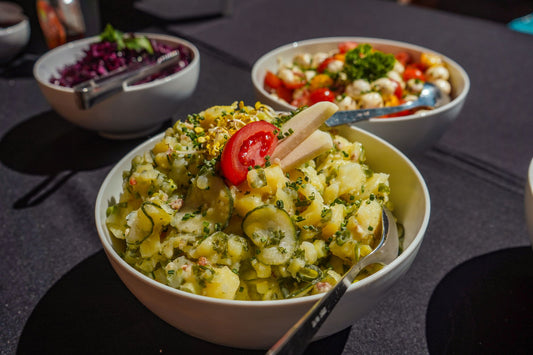 Foto apetitosa de salada de maionese em destaque, ilustrando a receita apresentada no blog Granuz