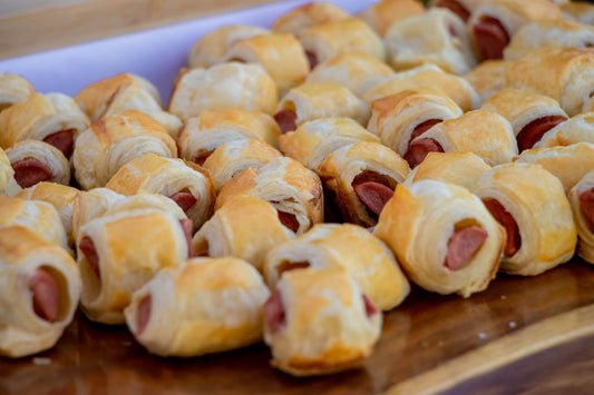 Foto apetitosa de enroladinho de salsicha em destaque, ilustrando a receita apresentada no blog Granuz