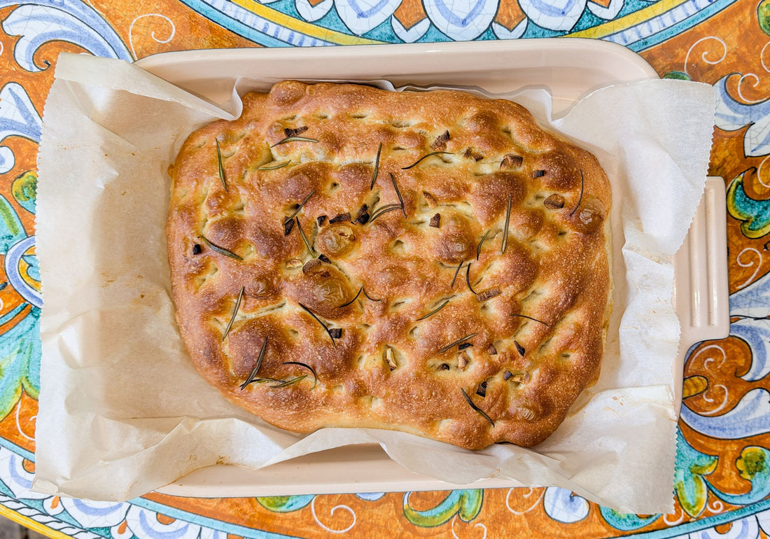 Foto apetitosa de focaccia em destaque, ilustrando a receita apresentada no blog Granuz